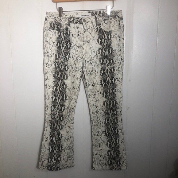 Ashley Mason Pants - - Womens White/Grey stretchy Capris Post. LikeNEW 11